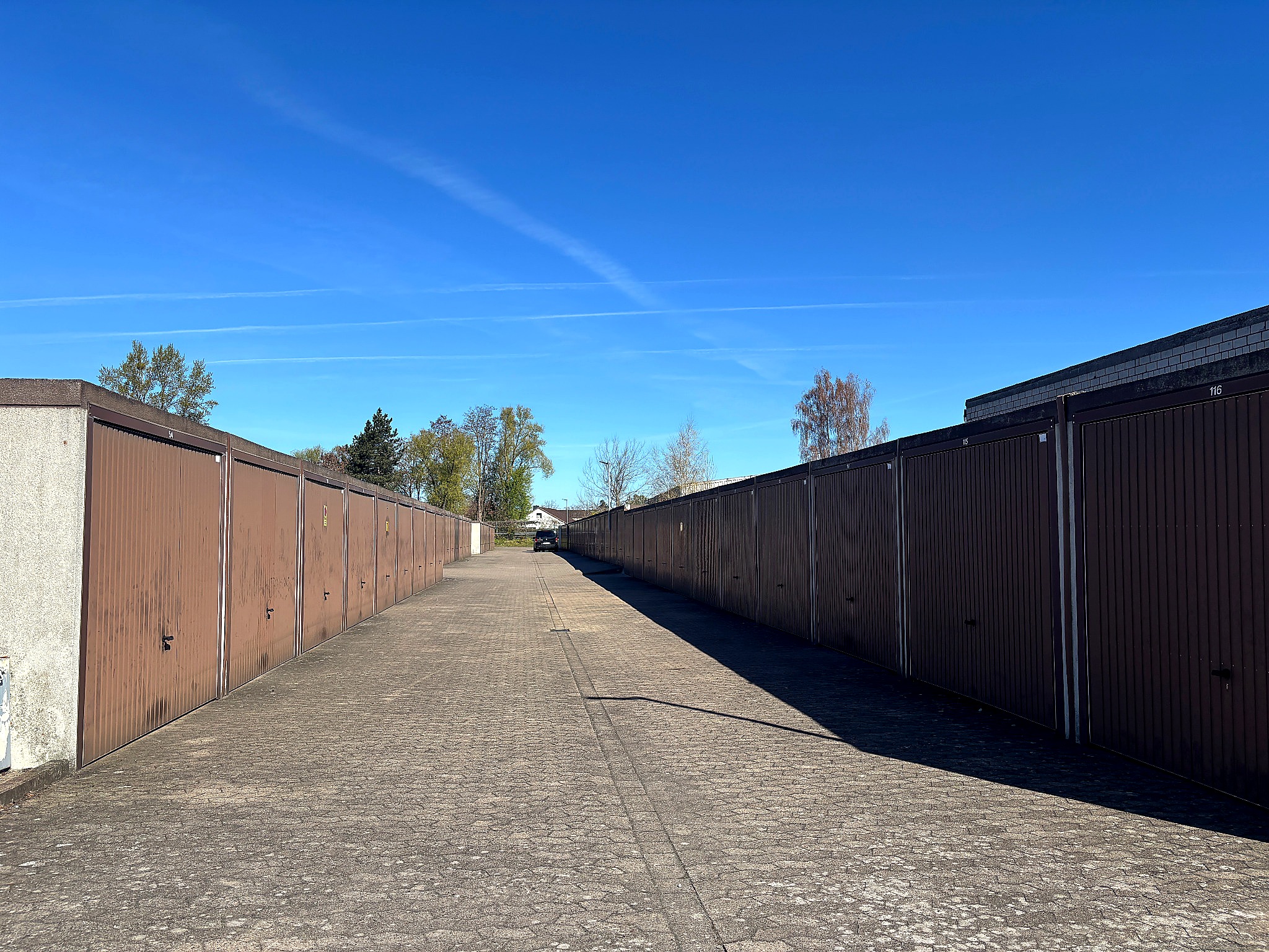 Gerade Garagenreihe auf dem Gelände