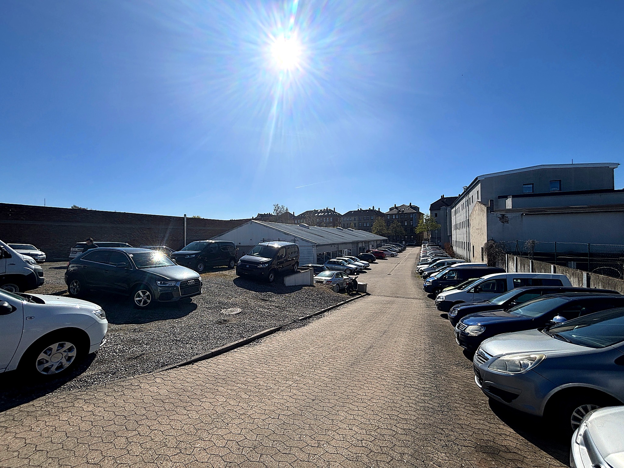 Blick über die Zufahrt und Stellplätze des Garagenhofs